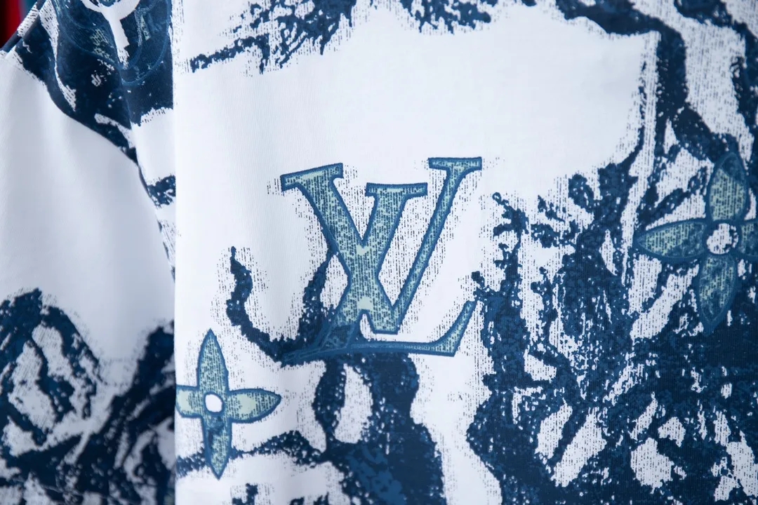 🅿️180 LV 2025ss Spring and Summer New Short Sleeve This fresh cotton T-shirt features a delicate jacquard knitted pattern that is eye-catching. It features the collection's Monogram Aquagarden display of coral and seaweed, whose aqua hue is reminiscent of a refreshing swim. This piece is eye-catching paired with white separates for a summery feel. Monogram Aquagarden jacquard all over, LV label on reverse. S M L XL